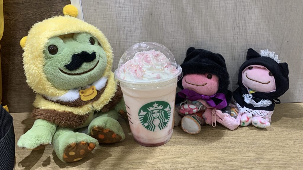 桜咲くよ白桃フラペチーノ かえるのピクルス おじさんキャラ スタバ 2026年