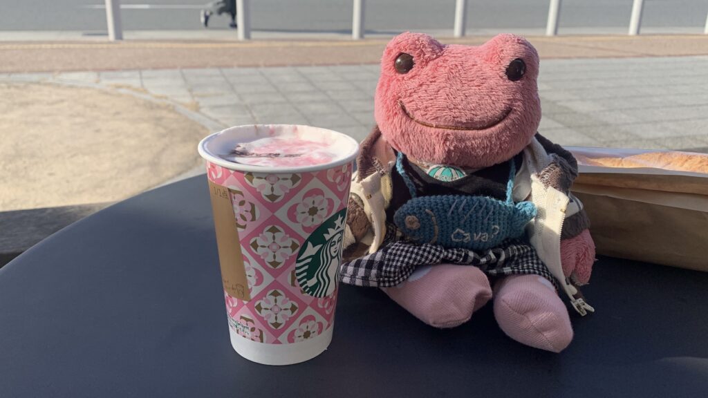 桜咲くよラテ かえるのピクルスたちとぬい撮り スタバ2026春