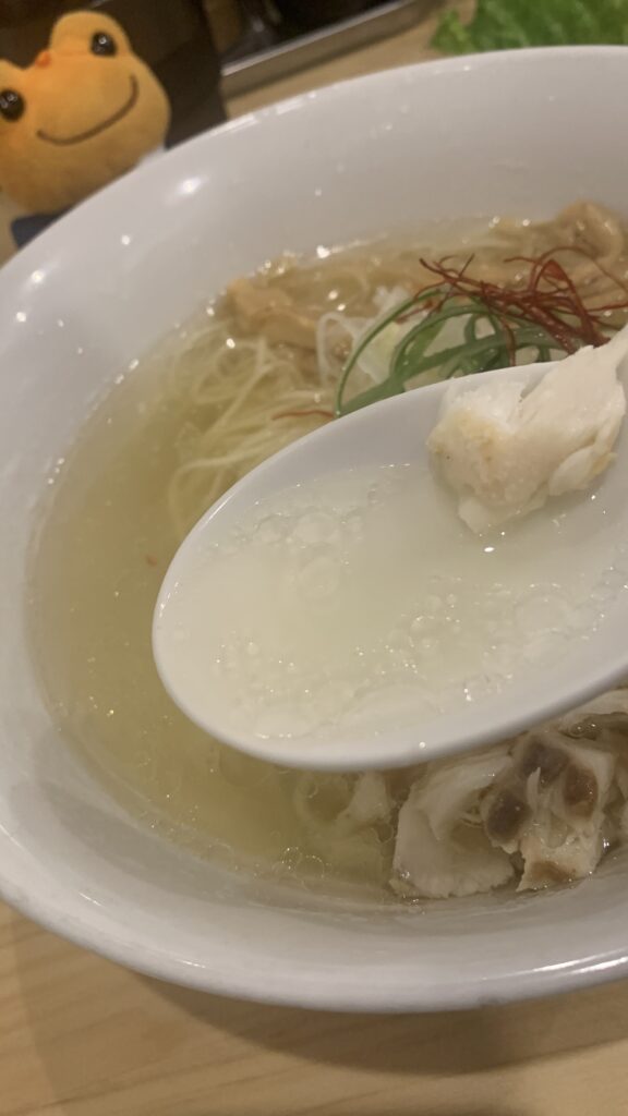 ラーメンファクトリー 鯛塩ラーメン スープ 鯛ほぐし身 かえるのピクルス