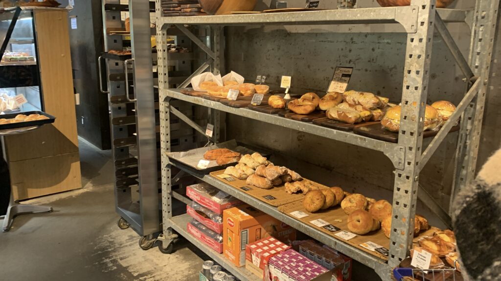 ANT BAKERY 食パン陳列棚 石内