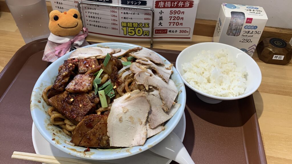 広島製麺 金二郎 チャーシュー山盛り かえるのピクルス 可部