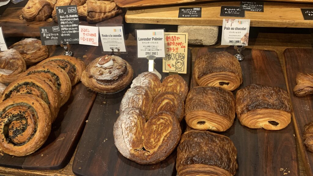 ANT BAKERY パン陳列棚 石内