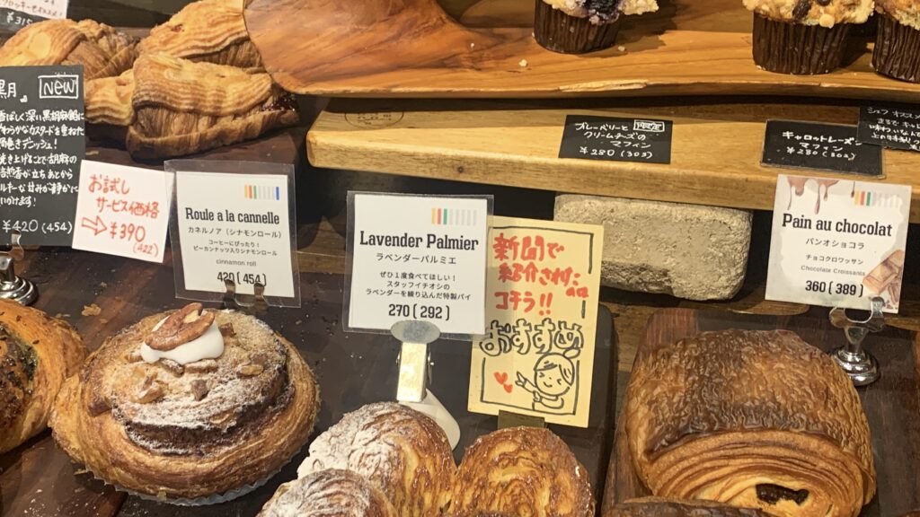 ANT BAKERY パン陳列棚 石内