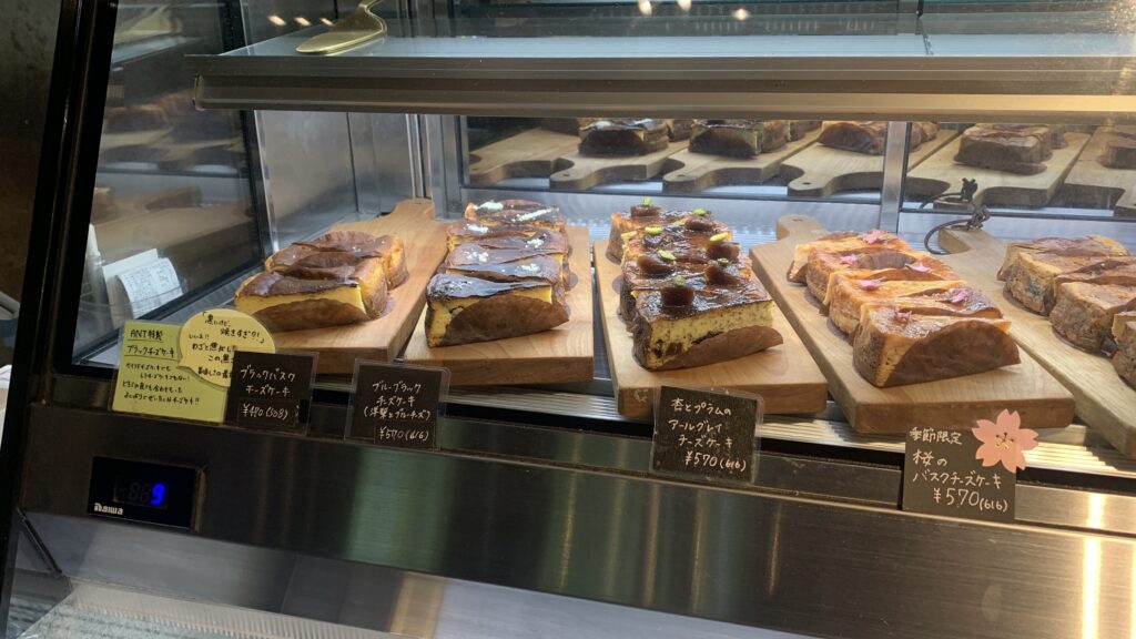 ANT BAKERY チーズケーキ陳列棚 石内