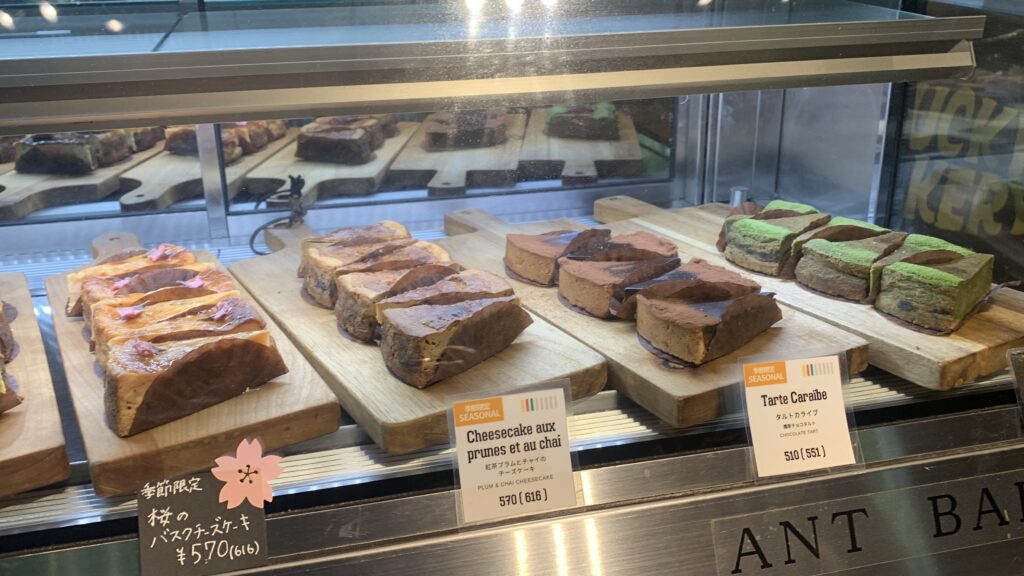 ANT BAKERY チーズケーキ陳列棚 石内