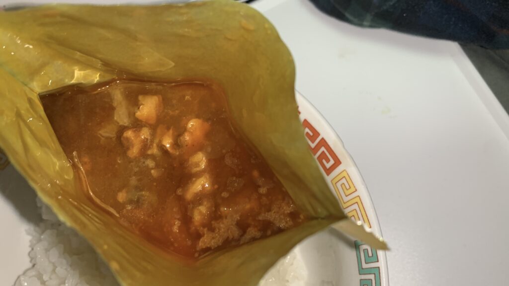 松阪牛ビーフカレー パウチの封を切ったところ とろみのあるカレー