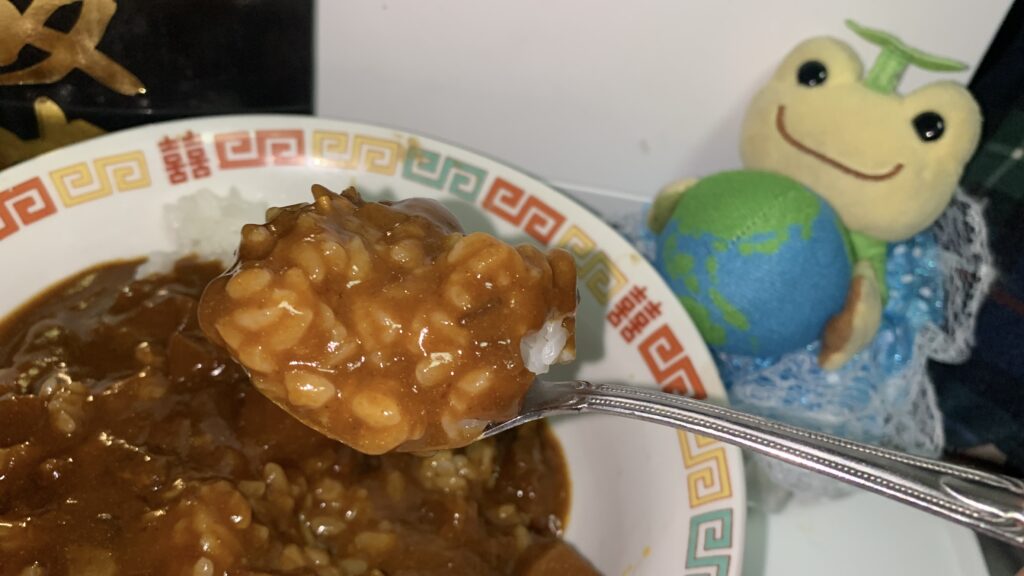 松阪牛ビーフカレー カレーをスプーンですくったところ