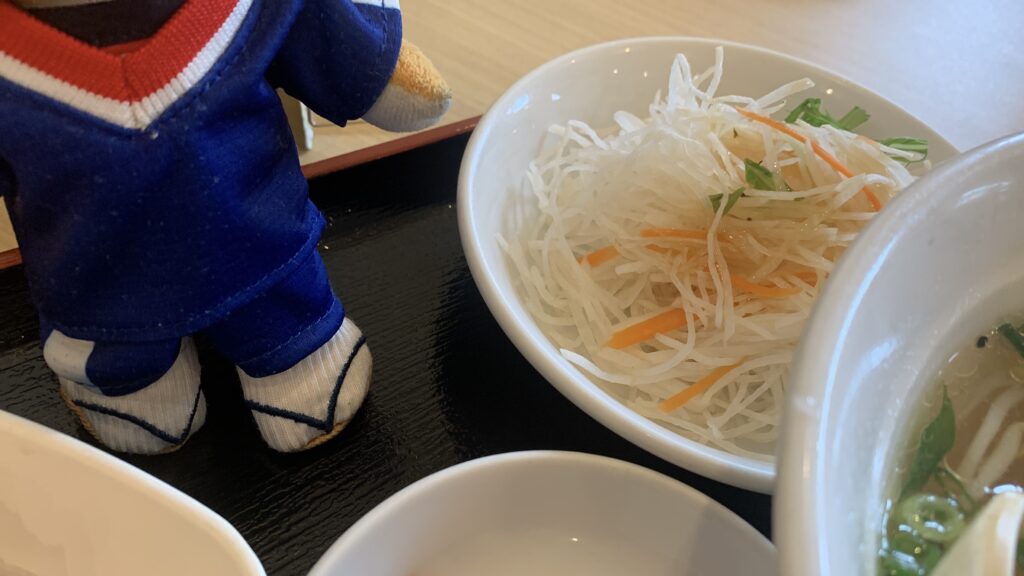 七喜食堂 ランチのサラダ かえるのピクルス 北広島町