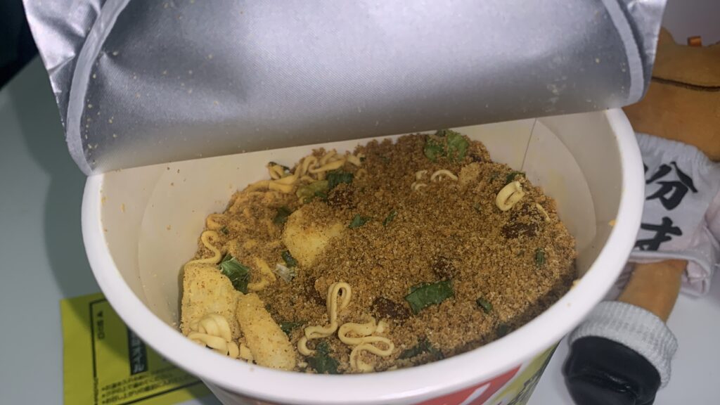 カレーみそきん 濃厚味噌カレー フタを開けた中身 粉末スープとかやく