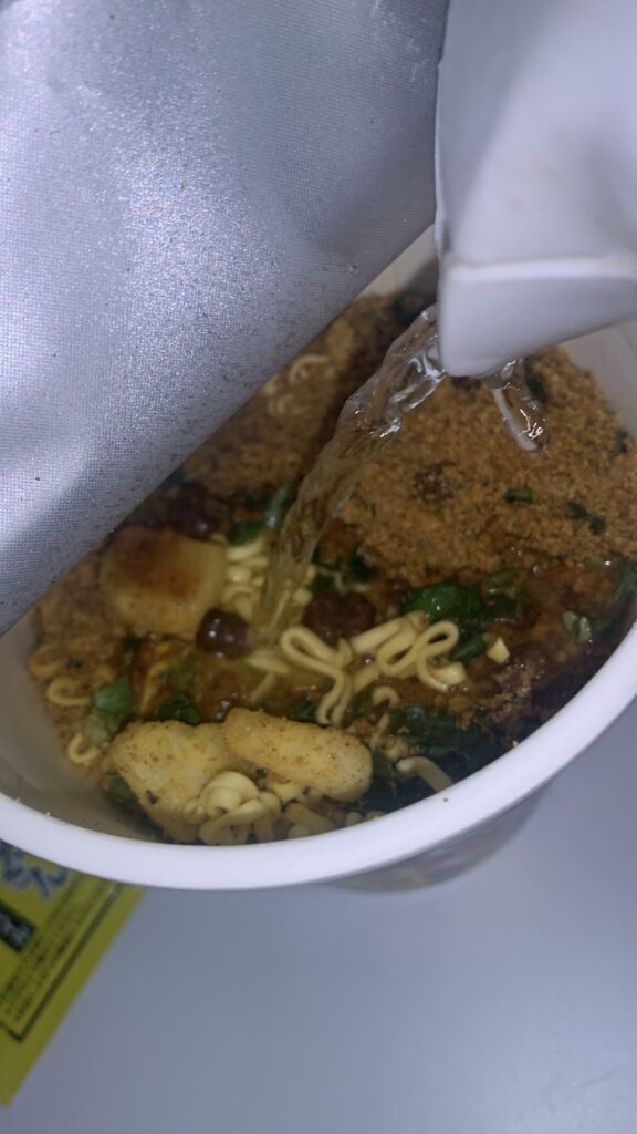 カレーみそきん 濃厚味噌カレー 熱湯を注ぐ様子