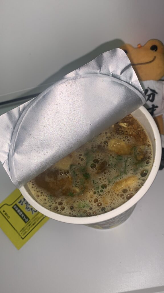 カレーみそきん 濃厚味噌カレー 熱湯注入後の泡立つスープ かえるのピクルス