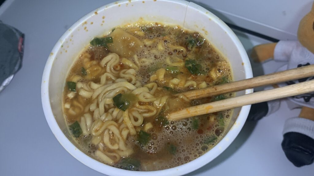 カレーみそきん 濃厚味噌カレー 混ぜた後の麺とスープ