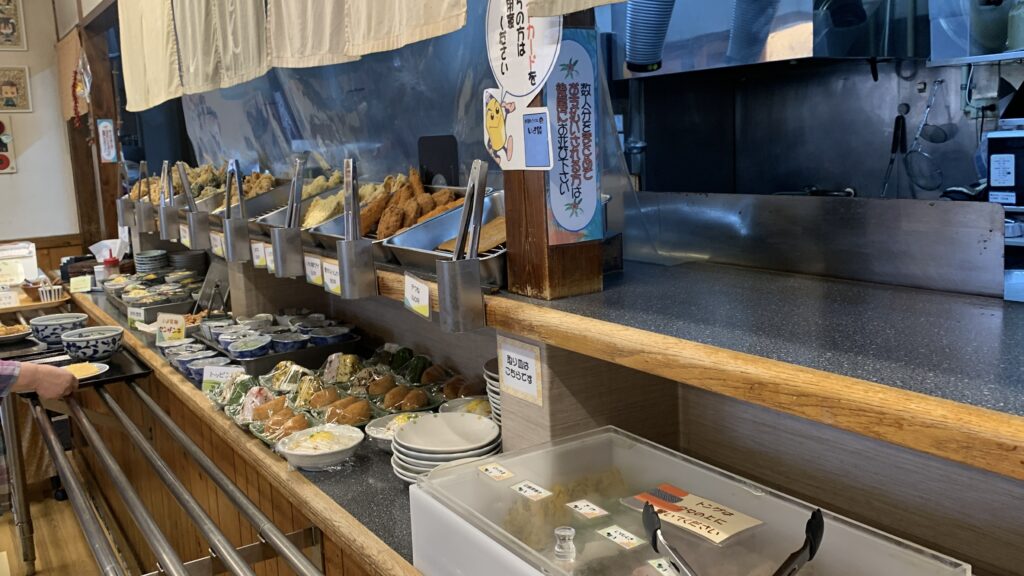 いよ路 揚げ物が並ぶセルフカウンター 広島市安佐南区