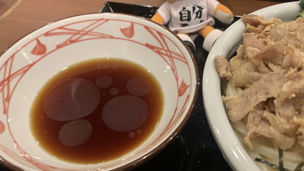 丸亀製麺 旨幸豚つけ汁うどん つけ汁アップ かえるのピクルス