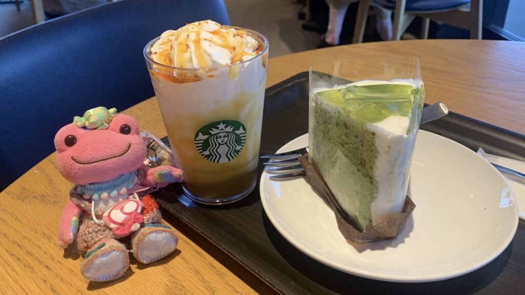 スターバックス とろり蜜芋 紅はるか フラペチーノと抹茶シフォンケーキ かえるのピクルス