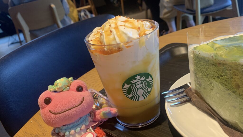 スターバックス とろり蜜芋 紅はるか フラペチーノと抹茶シフォンケーキ かえるのピクルス
