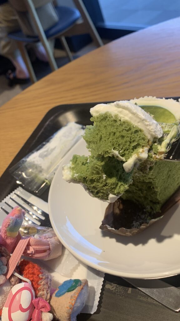 スターバックス 抹茶シフォンケーキをフォークですくったところ