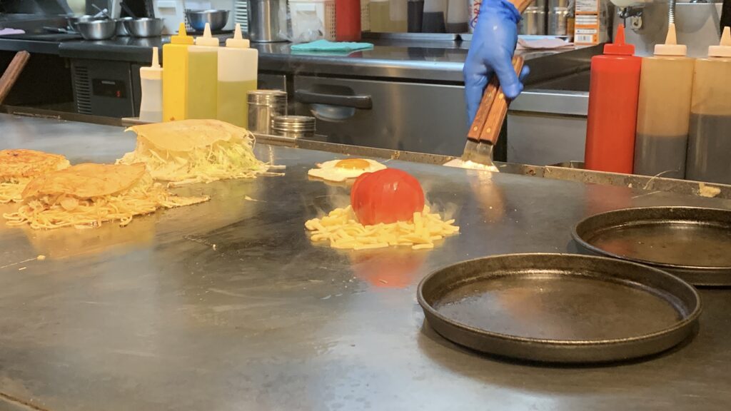 en イタトマを鉄板で焼く様子 山本
