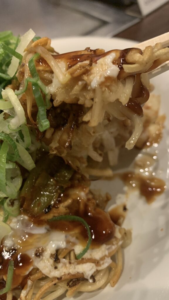 en あさみなみ焼き 豚キムおっこん 麺アップ 山本