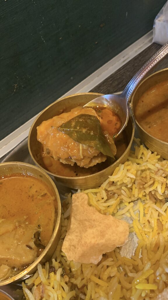 Spice magic カレーとご飯を食べ進めるところ 広島市安佐南区大町西