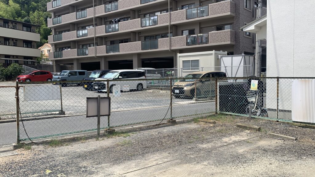 Spice magic 専用駐車場の様子 隣接するマンションの駐車場 広島市安佐南区大町西