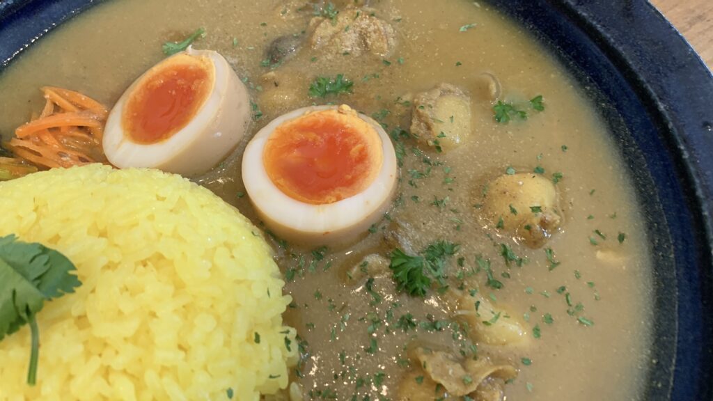 みとむや 5周年 週替わりカレー祭4週目 ポタージュカレー ホタテとじゃがいも スパイスたまごのアップ