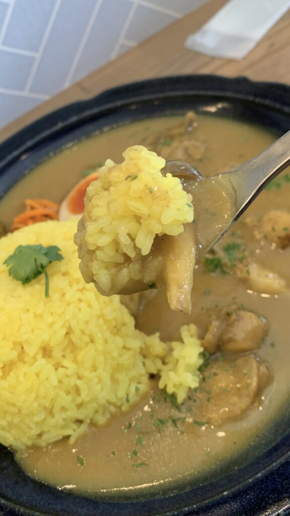 みとむや 5周年 週替わりカレー祭4週目 ポタージュカレー スプーンですくったライスとホタテ