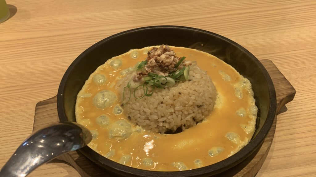 丸源ラーメン 旨辛肉つけ麺 鉄板玉子チャーハン 熱々の鉄板