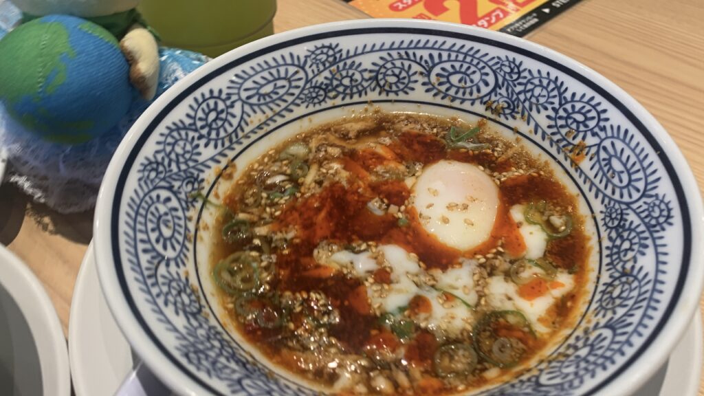 丸源ラーメン 旨辛肉つけ麺 旨辛肉つけ麺 赤いつけ汁と半熟卵