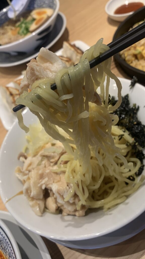 丸源ラーメン 旨辛肉つけ麺 旨辛肉つけ麺 麺を箸でもち上げたところ