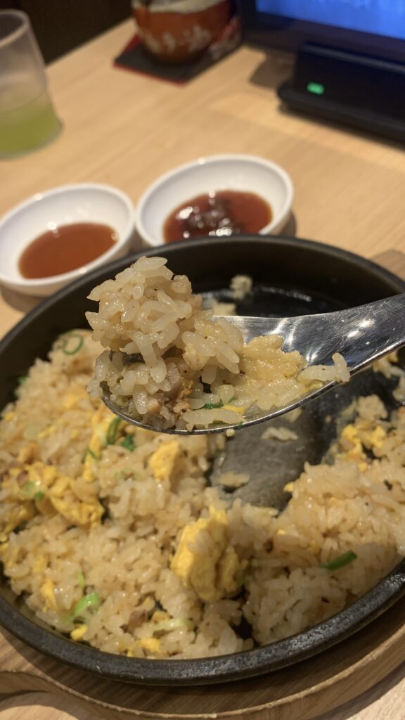 丸源ラーメン 旨辛肉つけ麺 鉄板玉子チャーハン スプーンですくったところ