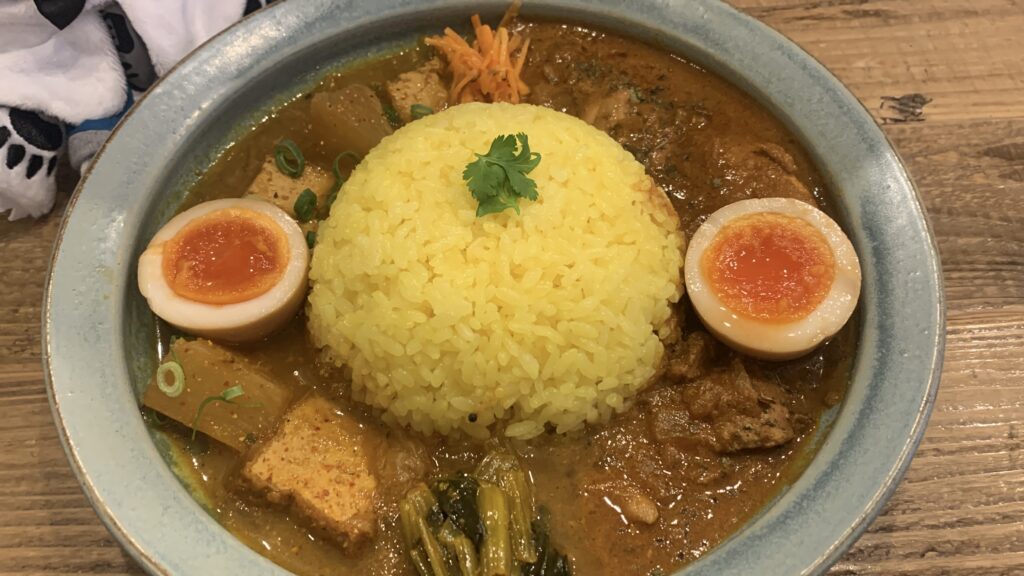 みとむや 5周年 週替わりカレー祭5週目 厚揚げと根菜の塩麹カレー ターメリックライスとスパイスたまご2つ