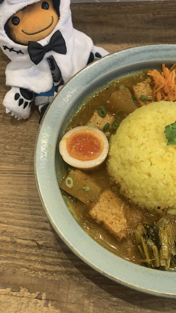 みとむや 5周年 週替わりカレー祭5週目 厚揚げと根菜の塩麹カレー 全景 ダイア かえるのピクルス