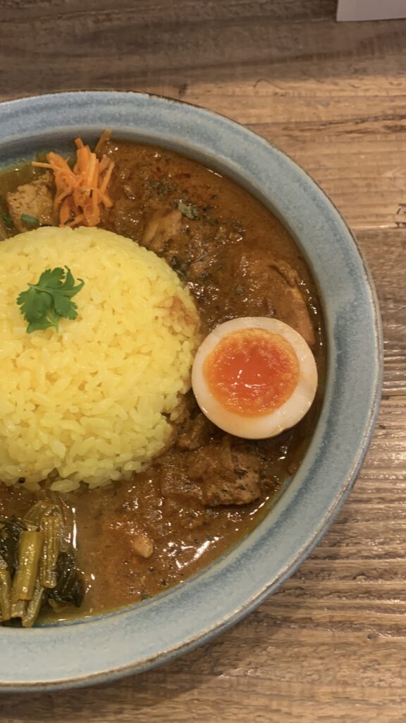 みとむや 5周年 週替わりカレー祭5週目 厚揚げと根菜の塩麹カレー ライスとスパイスたまごのアップ