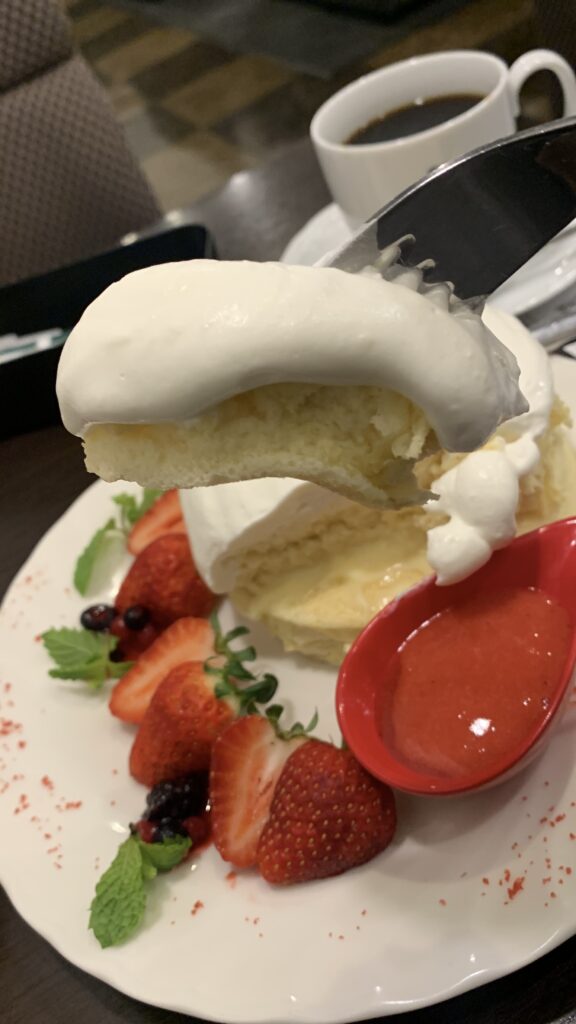 さかい珈琲 夏いちごのパンケーキ 夏いちごのパンケーキ フォークでもち上げたふわふわの生地