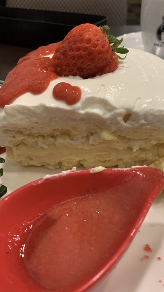 さかい珈琲 夏いちごのパンケーキ 夏いちごのパンケーキ 断面とクリーム いちごソース