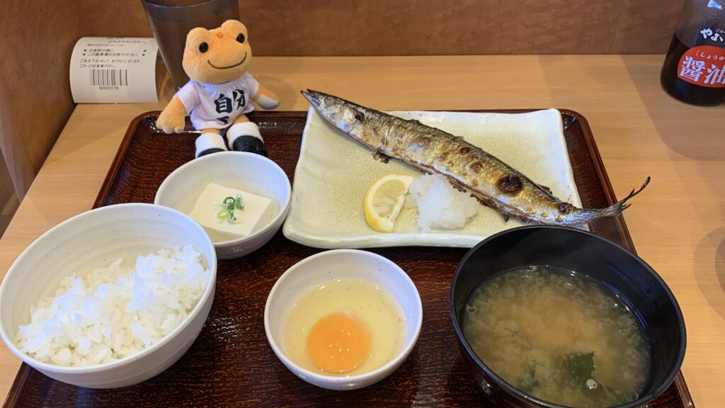 やよい軒 さんまの塩焼定食 冷奴と生卵付き かえるのピクルス