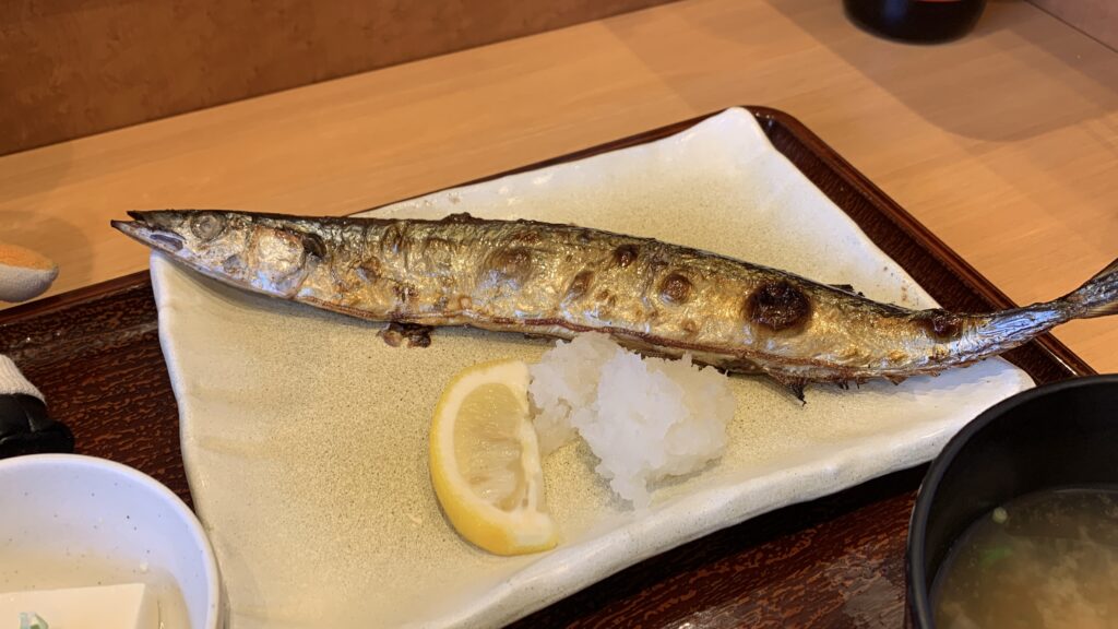 やよい軒 お盆の秋刀魚と大根おろし、レモン