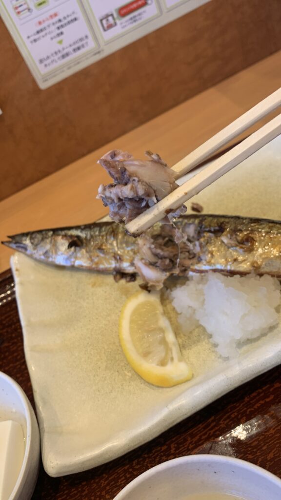 やよい軒 箸でほぐした秋刀魚の身