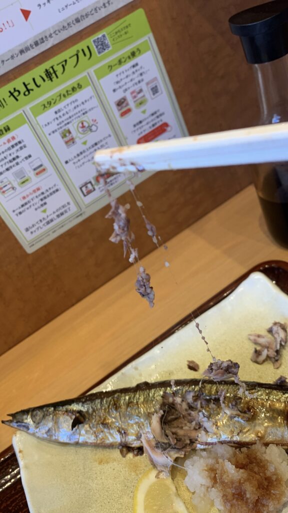 やよい軒 かえるのピクルスに写真を見せているところ