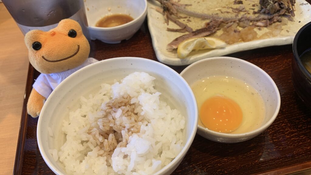 やよい軒 卵かけご飯にしたところ かえるのピクルス