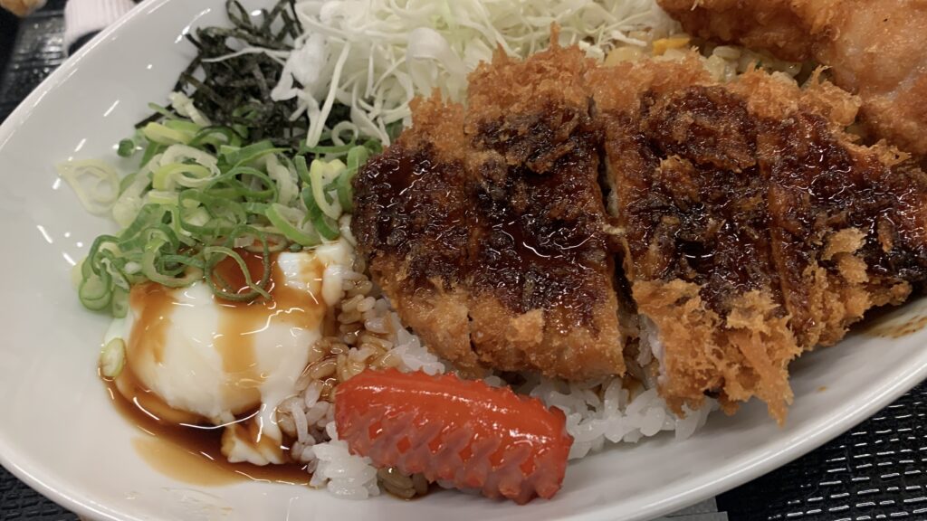 かつや 欲張り飯のロースカツと赤ウインナー、温玉
