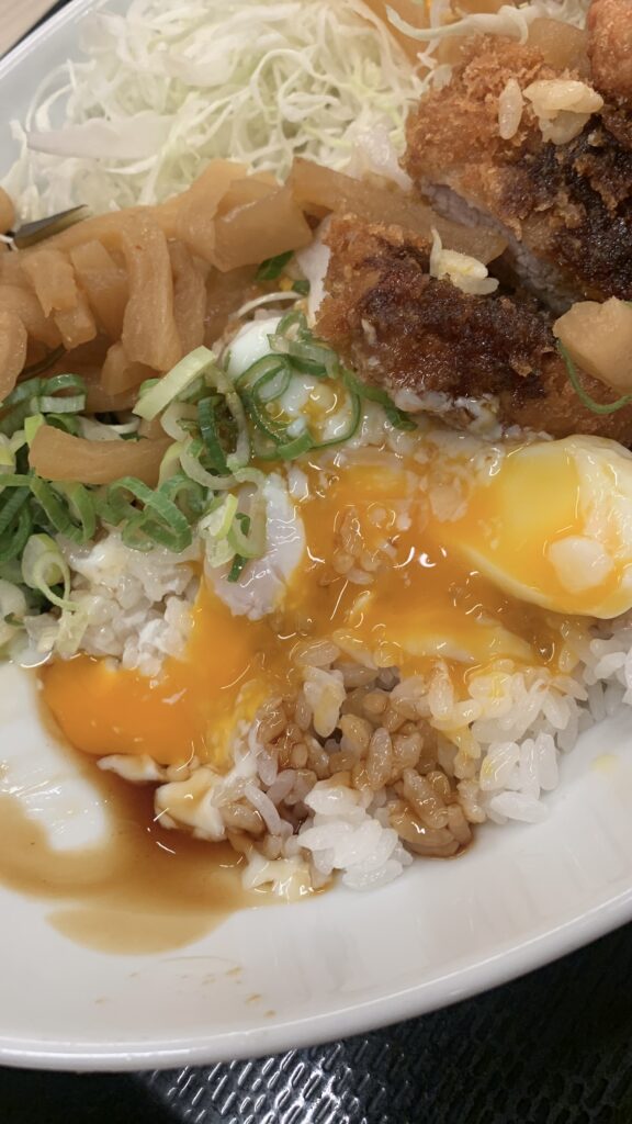 かつや 欲張り飯の温玉とテリヤキソースのかかった白ご飯