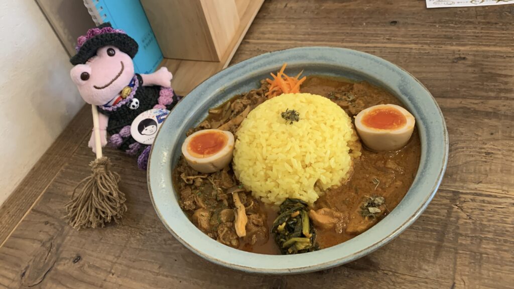 みとむや 2種類のあいがけカレー 3種のきのこのビーフカレーとカルダモンチキン かえるのピクルス 広島市安佐南区緑井