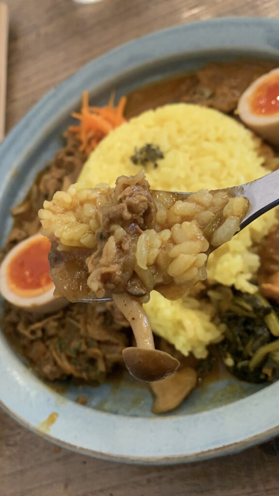 みとむや ビーフカレーときのこをスプーンですくったところ 広島市安佐南区緑井