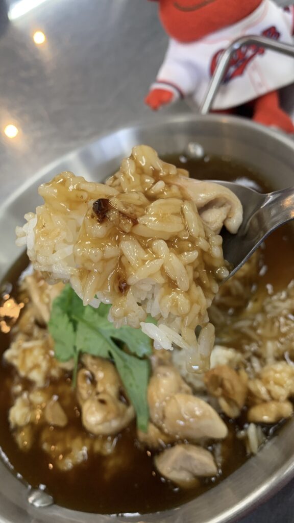 バンコク食堂バードマン 的場町 カオナーガイ スプーンですくった鶏肉のあんかけご飯 広島市南区的場町