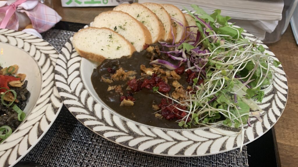 Gibier Black ジビエブラック 熟成鹿肉の黒カレー ガーリックパン付き ハーフサイズ