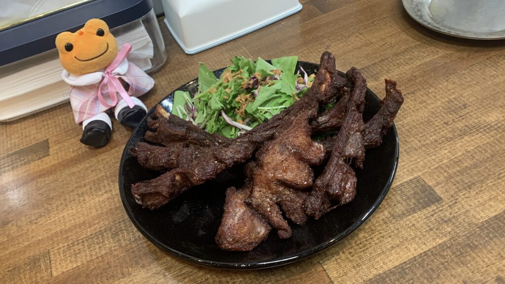 Gibier Black ジビエブラック 熟成鹿肉のフライドスペアリブ ダイア かえるのピクルス