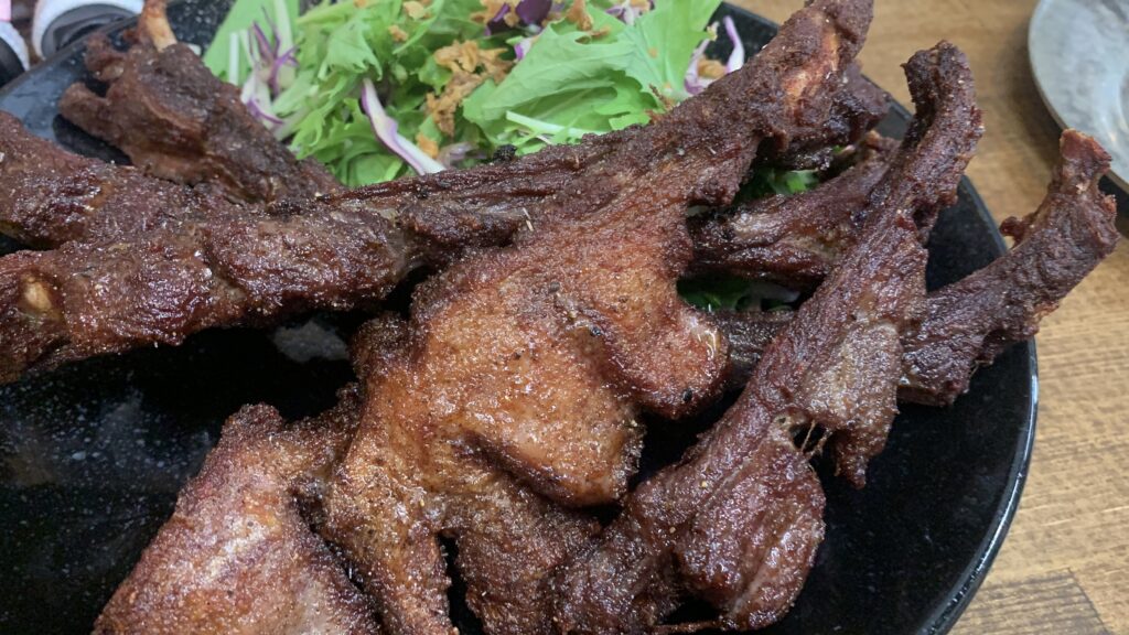Gibier Black ジビエブラック 熟成鹿肉のフライドスペアリブ アップ