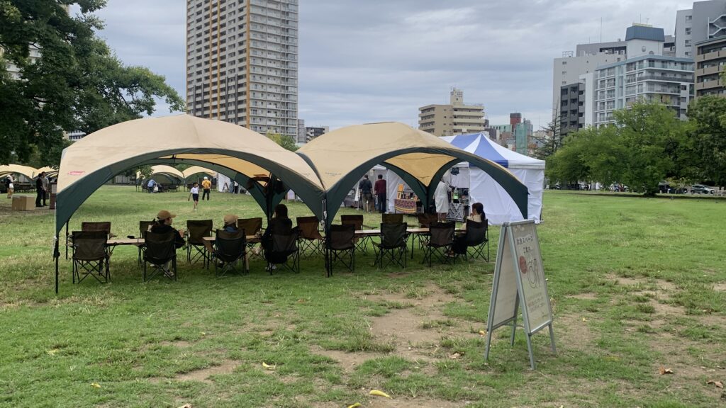 広島カレーフェスティバル2026 芝生に並ぶ飲食スペースのテント 東千田公園